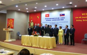 Otvorenie obchodných rokovaní počas oficiálnej návštevy v Hanoji