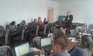 Ing. Milan Rusko, PhD. vysvetľuje účastníkom školenia princíp činnosti softvéru APD