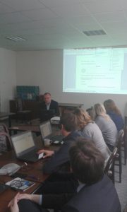 Ing. Milan Rusko, PhD. vysvetľuje účastníkom školenia funkcie grafického rozhrania softvéru APD